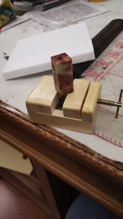 你再跟我开玩笑吧，这个能夹住吗？还是要我自己磨石头