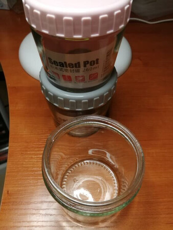 容量大小：可以装点枸杞泡水
材质特点：普通玻璃吧
外形外观：还不错啊
密封性能：不是特别清楚