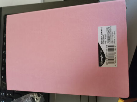 产品质感：pu封皮，光滑还不起皱，摸着很舒服。
厚薄程度：160张纸，整体比较厚，可以书写很多，满足大量记录的需求。
尺寸大小：24k纸张大小，很适合装在小包里，方便携带。
产品设计：有20多页辅助页，包括计量换算，通讯录，计划表等。
