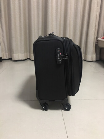 拉杆箱感觉不错，移动很灵活，内部分区很人性化，值得购买。
