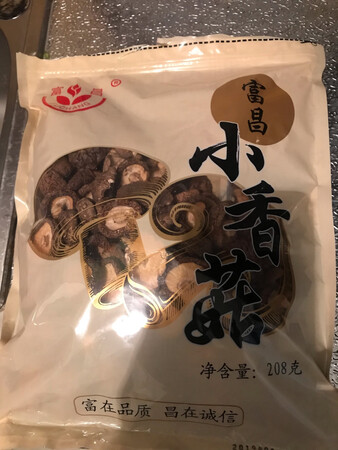 包装：挺大的一袋，比预想的要大很多！封口处有方便扣，可以完美避免一次吃不完而导致的受潮（话说正常家庭一顿可真吃不了这么多啊）！
个头：虽然写的是小香菇，但个头儿还行，没有那么袖珍！
料理：冷水泡就可以，泡一会儿就泡开了！当然炒菜之前最好还是用开水焯一下！
味道：很正，很好吃！
