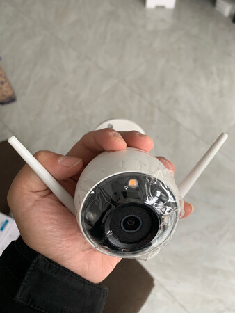 操作使用：使用起来很简单 下载个萤石客户端 随时看监控 方便的很！
外观款式：外观很大气 精致小巧 上档次 不愧为监控第一品牌！
清晰度：清晰度很高 家用来说足够了！
安装难易：安装起来很方便，自己安装的，比之前的球型机安装方便，用了一小会儿就安好了！
做工质量：质量没的说，杠杠的一级棒！
功能设计：这个摄像头是全彩的 我家之前装是萤石球形机，黑白夜视，夜间如果想要看清楚，还是全彩的好一些！
其他特色：再一点，我家是临街 下班了车就停外墙边上 前后各安一个摄像头，用来看汽车，在马路边上停车，免不了有人搞破坏或者被剐蹭，最起码有这个摄像头，保险一点，因为之前没安摄像头车被蹭了就没找到人，报警了也没用，警察来了还是自己修的车，算是长个教训吧，吃一堑长一智。