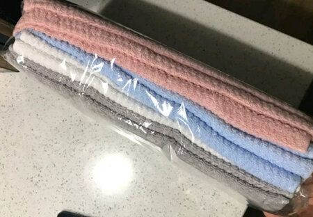 洁丽雅毛巾是毛巾里最有名气的品牌，难得有一款毛巾有这么实惠的价格，足足十条，确实很实惠，毛巾虽然薄了点，质感一般，但也有优点，好拧干，尺寸还好，不大不小，手感还不错，有好几种颜色的毛巾方便区分，做工也不错，没有啥线头什么的，实惠之选吧