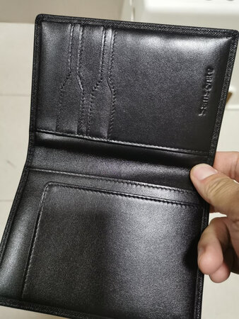 外观颜值：棒棒哒
材质手感：比较软
容量空间：大，比图片看上去感觉大点儿
做工细节：很好，确实是很好的牌子。
适用场合：出差，平时若是放口袋显得大了点儿
其他特色：可以放不少卡和驾照
强烈推荐，价格不贵。