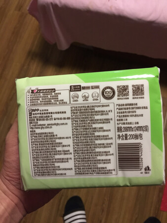 家里抽取纸一直用的很快，所以经常在京东上整箱购买。不过我一般都是选择几个大品牌并且原料是100%原生木浆的无香纸才是我的选择。清风的这款纸就很符合我的要求，而且双十一有活动，一下子买了两箱，够用一段时间了。