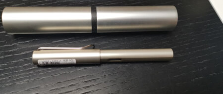 笔的颜色跟笔筒咋不一样呢？？？
