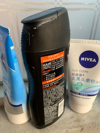 产品香味：这个气味我想给差评，一点都不好闻
适合发质：适合油头
控油效果：还行吧
泡沫数量：一般般
柔顺效果：没看到有什么柔顺效果啊
其他特色：这个包装我无力吐槽啊，太难打开了，以后还是买那种挤压式的，再不买这种瓶装的，而且这个气味超级难闻