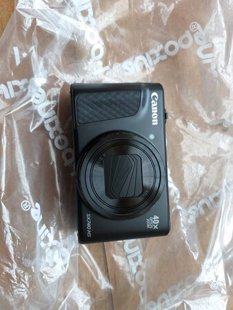 收到后还没看说明书，看到挺好的，旅游随拍佳品。就是随到的贴膜好像与相机不是好符合。