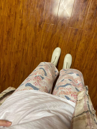 穿着睡衣试了试，挺好看的，买之前担心白色显脚肥，现在看来一点也不用担心啦，很好?
