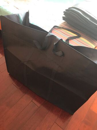 容量非常大，比手头一般的包至少有2-3倍大，而且有拉链封口，感觉非常适合搬家之用。之前搬东西觉得包袋不够用，等装修完还要搬一次，应该够用了。
赠品封箱胶带比较窄，3.5厘米宽，供大家参考。