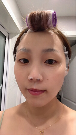 产品质感：非常的薄，产品质感非常柔软，本人使用一个星期了才评论的，第一次使用该产品，已经种草了，我是做活动购买的，还是感觉有点小贵，十块钱一片，要是活动力度大一些我会多屯一些
使用感受：使用过后皮肤很光滑，柔软细腻
适合肤质：我是混合型肌肤，反正使用完很舒服
补水效果：非常非常补水，是一款补水型面膜，只有补水补到位了，自然皮肤就会变白