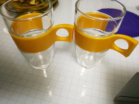 细小划痕很多，不知道是运输导致的还是……手
最不满意的是，机器到了，送的胶囊还没到，一看快递还要好几天。
这等了几天胶囊送到了试了一下机器，就是制作咖啡的时候声音很大