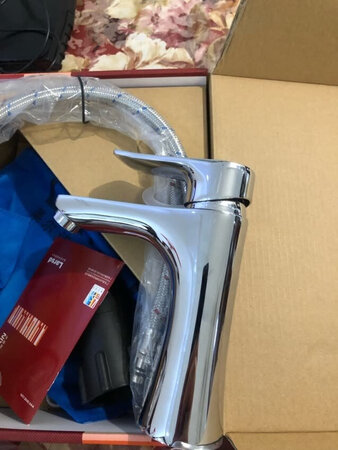 以前用过这个品牌的产品，家里的洗脸盆水龙头坏了，就又选择了。这个水龙头做工非常好，电镀光泽度好，手感光滑，质感非常好。