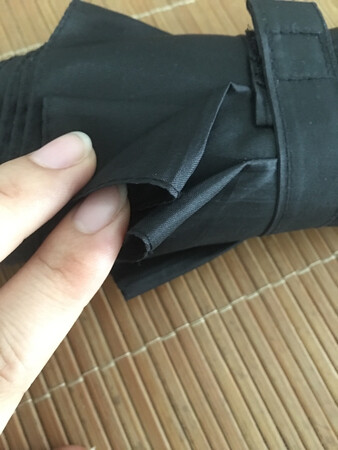 遮阳效果：一般，毕竟不是遮阳伞
防雨效果：还没用过，暂时不知道
尺寸大小：挺大的，两个人一起打完全没压力