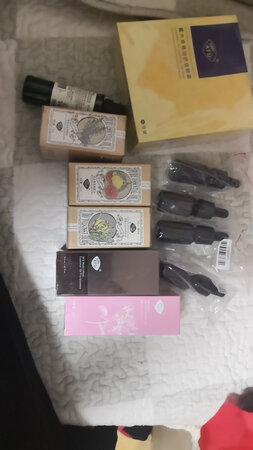 一直在用阿芙的精油，干性皮肤在北方冬天简直要干到无时不刻起皮，卡粉。用阿芙精油打底效果非常明显，开始用复方的，很不错，时间久了就尝试单方自己配，感觉和做实验差不多。双十一活动还可以，入手了很多很多，但是讲实话嘞，京东店铺的赠品大大不如~旗舰店，建议改善哦