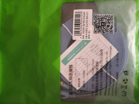 之前用的是圆的线，被门夹断了；拿到这个网线比想象中的要纤细，刚好能从门缝钻过来，太适合我了。网速也还没问题，当然，不可能你从运营商那里买的100M的网，用这个网线变千兆网。呵呵！