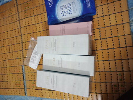 迟来评价，这欧诗漫产品我一直都在用，不过都是在实体店买的，这是在京东秒杀底于半价钱，就下手三件套的还送三片面膜，还活力霜，精华液真好用，跟我在实体店买的一模一样的，这是第一次网上购买的遇到这么讲良心的好卖家，是正品的，我扫过二维码。买家真有耐心有问就答，亲们想就下手吧！我这个人网上买不到好产品的才不会去给他评价的，包装很好没有一点损失物流也很快，祝老板生意越做越，大红红火火，同时也谢谢快递小阿哥辛苦了?用完还继续回购