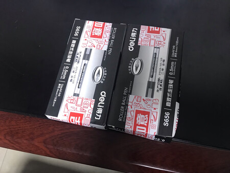 这种签字笔是同事偶然碰到之后，用过之后觉得书写很不错让采买的。到手之后，领用的同事拿去试了下。大家反馈都不错。书写顺滑，不漏墨，笔杆握持舒适，外观简洁大方，推荐在办公室和正式场合使用，另外双十一期间买的，物流还是一样的快，点赞！
做工质感：笔身坚固，粗细合适
顺滑程度：比较顺滑 均匀