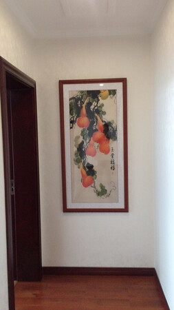 装饰画做工很好，看起来很大气，包装也很专业，完全不用担心损坏。购买之前，不知买多大尺寸，咨询了店家，店家特别有耐心。收到货，正是适合的尺寸，真心谢谢！货到了，快递员事先联系并且送到家里，也让我很感动。总之，这是一次愉快的购物。