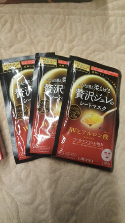 产品质感：按照说明，在使用前稍微揉一揉再打开，里面确实许多果冻样子的物质。
使用感受：满满的涂在面膜纸上，非常舒服。
适合肤质：我是干性且有一点敏感皮肤，用后没有刺激感觉。
补水效果：补水效果不错。
贴合效果：面膜纸贴合紧密。
朋友介绍的品牌，趁双十一期间败了两套，用后感觉良好，会持续关注。