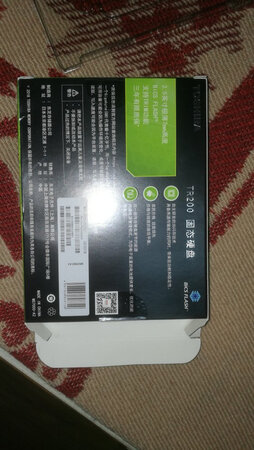 硬盘包装简易，没有固定的螺丝和连接线。运送速度倒是挺快。客服态度尚可。