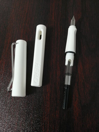 写字顺滑，不粗，是女儿期望的那种，包装很精美！