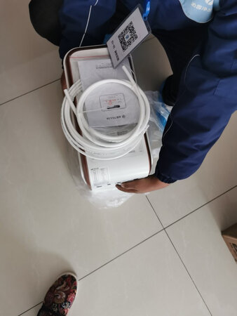送货很快，安装师傅很耐心，安装讲解很仔细，考虑很周到，装好就测了水质，纯水是18，据说用一段时间还会下降，这款机子介绍说废水率比较低，希望能多节水