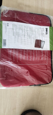 产品包装：符合一般商品的包装标准。
材质做工：比一般的同类商品更加厚实。
外观设计：红的很纯正。
安装操作：比较简单。拉链上也比较顺滑。
使用效果：很柔软，但很厚实。
其他特色：有戴尔标志，
认定是真品。