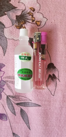 腋臭手术失败了，管了半年吧确实一点味道没了，结果又复发了医生建议手术再复做1到2次，我不信了（一次手术3 .4千）。身边有用药控制的，也是效果有好有坏，我就是想试试，实际上我选错了应该要大瓶的。小瓶的给孕妇小孩的，大瓶药效强些算了先看看效果吧。抹了一下到没过敏，有一点很淡的类似醋酸味，不注意闻不到的。效果还是挺明显的味道压住了、我看看能管几天吧，视频图片是到货拆封还没用录的。等用几次再说感受吧，瓶子小巧和打火机差不多好携带。我以为是塑料的其实是玻璃的。