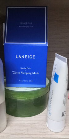 产品质感：凉爽
使用感受：用完滑滑的
补水效果：很好
其他特色：易吸收