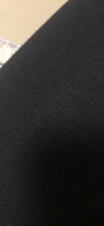 穿在身上了，直接拍，店家请原谅我腿粗，感觉还是很合身的，腰合适，不掉档，我有一条另的裤子，走一段路，老是要偷偷提一下裤子，多尴尬?，布料穿着也挺舒服的，室外温度13度，穿出去，不冷不热，刚刚好，不错的一条裤子