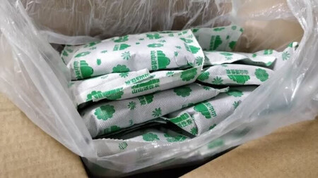 这款活性炭挑选了好久，最终在两个品牌中选中这个山山品牌。
买了车后，车里味道有点大，晾晒了几个星期也不行。最后还是得靠活性炭来解决异味。
看这个活性炭原料不错，是椰子做的活性炭，包装也可以，性价比比较高。放车里几天后，效果有明显改变。