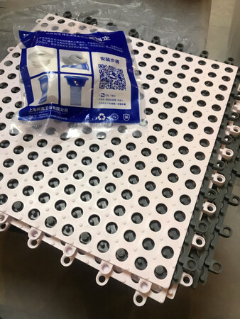原以为是软质材料，结果是硬塑料那种的材质，没有使用，不知道防滑效果怎么样