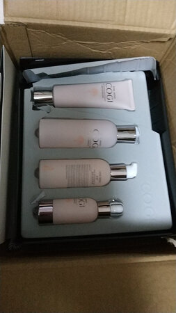 宝贝收到了，一如既往的完美，自从5年前认识了你，就成了我忠实的伙伴，谢谢店家送的面膜、小样、还有一个多功能美容仪，好开心?，用用完之后再来。
