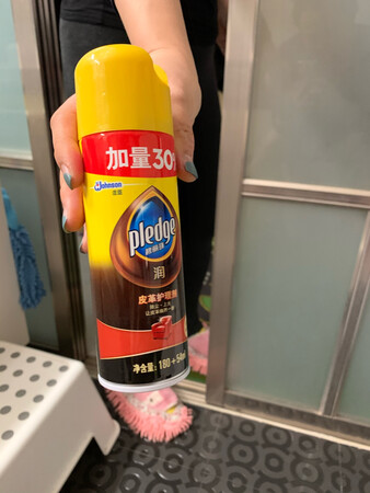 保养沙发很好 买完真皮沙发不知道怎么保养 到网上一查都说这个行 我从2015年开始用 买的芝华士沙发 喷完有香味 很滑有点像打了一遍蜡 现在2019年沙发没有任何异常 说明很好用 我一年应该是打4-5次 每个季度一次 冬天怕地热伤沙发就多打一次