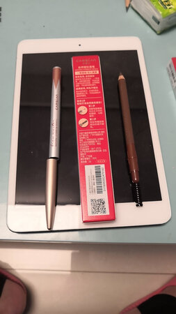 产品质感：眉笔有金属的笔套，很高级，。
很有质感，一端是普通的眉笔，另一端是眉刷，很实用。
产品颜色：栗棕色，自然
显色效果：嗯，是，好上色
其他特色：眉刷很实用，虽然一端装了没刷，减少了眉笔的长度，但基本眉笔没有用完过。