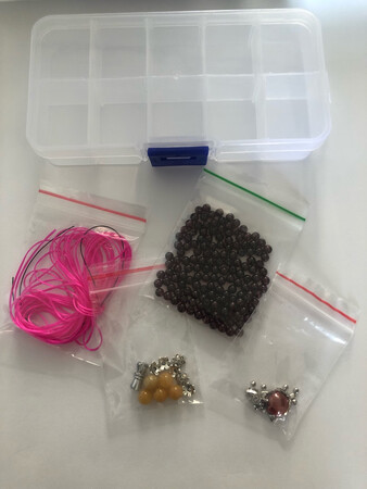 酒红色的，颜色不张扬，停喜欢的，就是买小了。明天再拍点！感谢商家的小礼物！