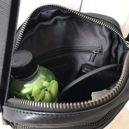 外观颜值：简介，好看，上档
做工细节：做工精细，一丝不苟
材质手感：背着感觉不错，很满意
其他特色：239的价格买到这么好的包，良心店家