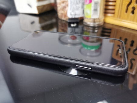 做工质感：做工还行，就是边框与手机包裹不是很完美
触摸手感：触摸手感还可以，有点滑
颜色外观：颜色黑色还好，外观还行
防摔性：这个不敢测试，底部没有包裹
适配性：适配性只能说还可以，打8分吧
其他特色：包裹性一般，建议改良边框，缝隙有点大