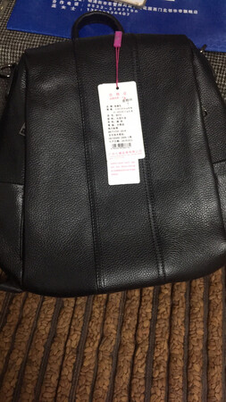 包包不错，是真皮的，商家服务态度非常好，物流小哥也给力