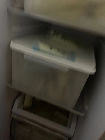 容量大小：15升的，可以装很多东西，奶可以装30袋250毫升左右的
厚薄程度：比较厚实，质量好，盖子比较软
实用性能：很实用，我专门买来放奶的，以后不用了，还可以装很多的东西，也不会闲置，很好。
商品材质：一般这种放吃的的材质都是比较好的，安全的，放心买
大家都可以放心购买，质量，容量都是很好的，买它。（买的时候注意冰箱尺寸）