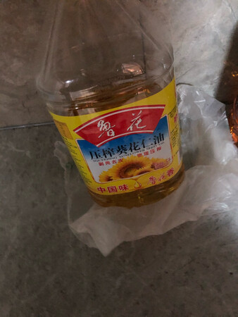 一次性买了很多桶食用油，鲁花这款压榨葵花仁油已经不止一次购买了，鲁花大品牌，东西还是挺不错的，赶上京东自营商城搞活动的时候购买真的是非常的合适，价格真的是非常的给力，比在超市里买的便宜多了，省时又省力！