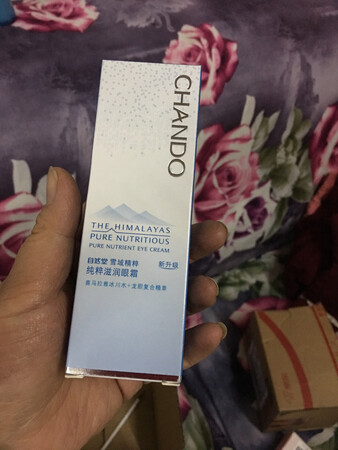 第一次买这个眼霜！朋友推荐的！她用了好多啦！我也买回来用！包装特别精致！味道清淡！明天用起来