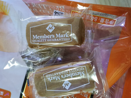 第二次买山姆店的黄油蛋糕了 口感软糯。甜度适中。大人小孩都可以吃 日期也很新鲜 每个独立包装 吃着也方便。携带也方便 而且每个蛋糕里都有独立的干燥剂 真算是保鲜到入口前了 自从办了会员就一直在京东山姆店买东西 牛奶鸡蛋面包饼干。包装好 品质好 日期也新鲜 京东物流送货上门 还不用自己跑商场选货搬货 真是方便极了 偶尔还能赶上优惠活动更是划算的不得了。山姆店的东西就是品质放心 吃着也放心 和京东合作真是造福百姓了省时省力 感谢京东