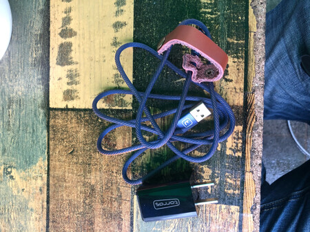 做工质感：插座位可以折叠，太方便了，摸着手感也挺好的。