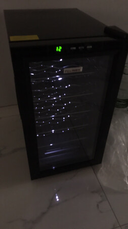 看起来还是不错的，但是细节方面还有待提高，三个按键高低不平，显示屏边缘也不是很平整。玻璃有点瑕疵。希望效果能好，性价比高