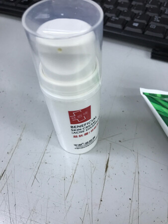 买了一个痘痘净还买了个顽痘净，脸上痘痘有明显改善，很满意