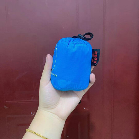包包质感不错，容量挺大的，方便收纳并且不占用地方，出门还是很方便的。
