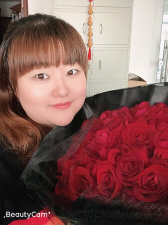 老婆收发花很开心，花美人更美。店家服务很热情，耐心解答每一个问题，完全站在客户的角度为客户考虑，按时准点送达，这是第二次在这买花啦，下次还来，感谢小慧点耐心解答，给你点赞哦！！