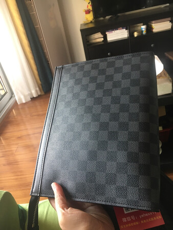 材质手感：手感很不错，很柔软，
容量空间：空间很大，装的东西很多，
做工细节：做工精细，简洁大方